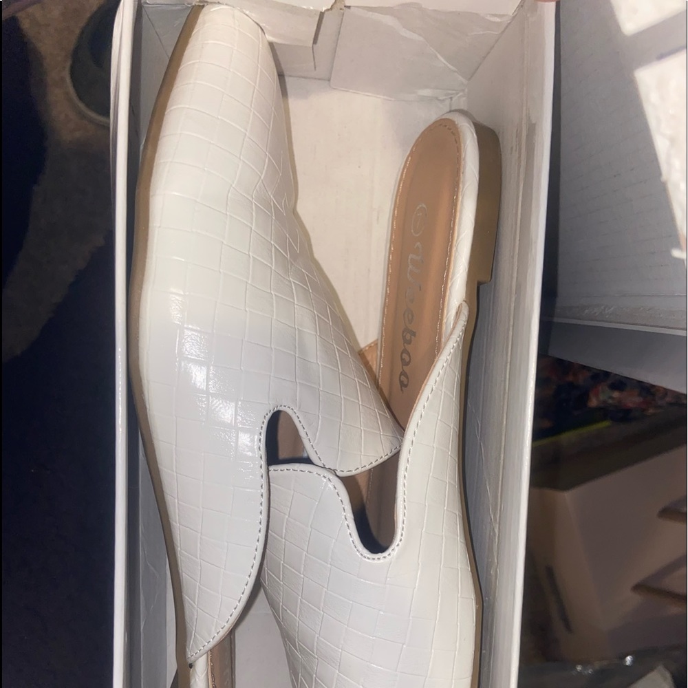 Elegant - white faux leather slide on shoes - size 7 - super comfy & stylish